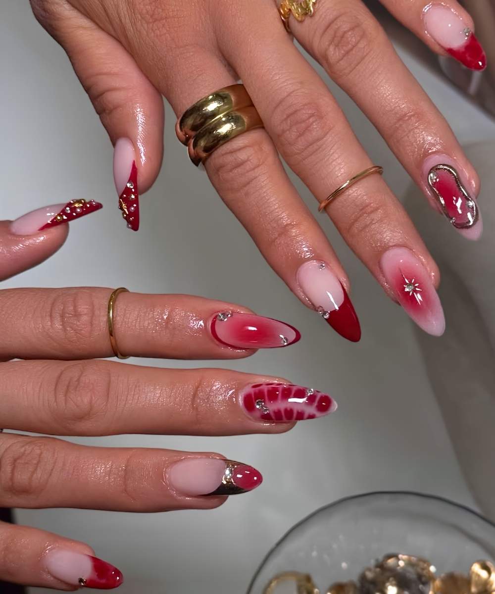 Rote Mix und Match Manikuere mit Metallic Details