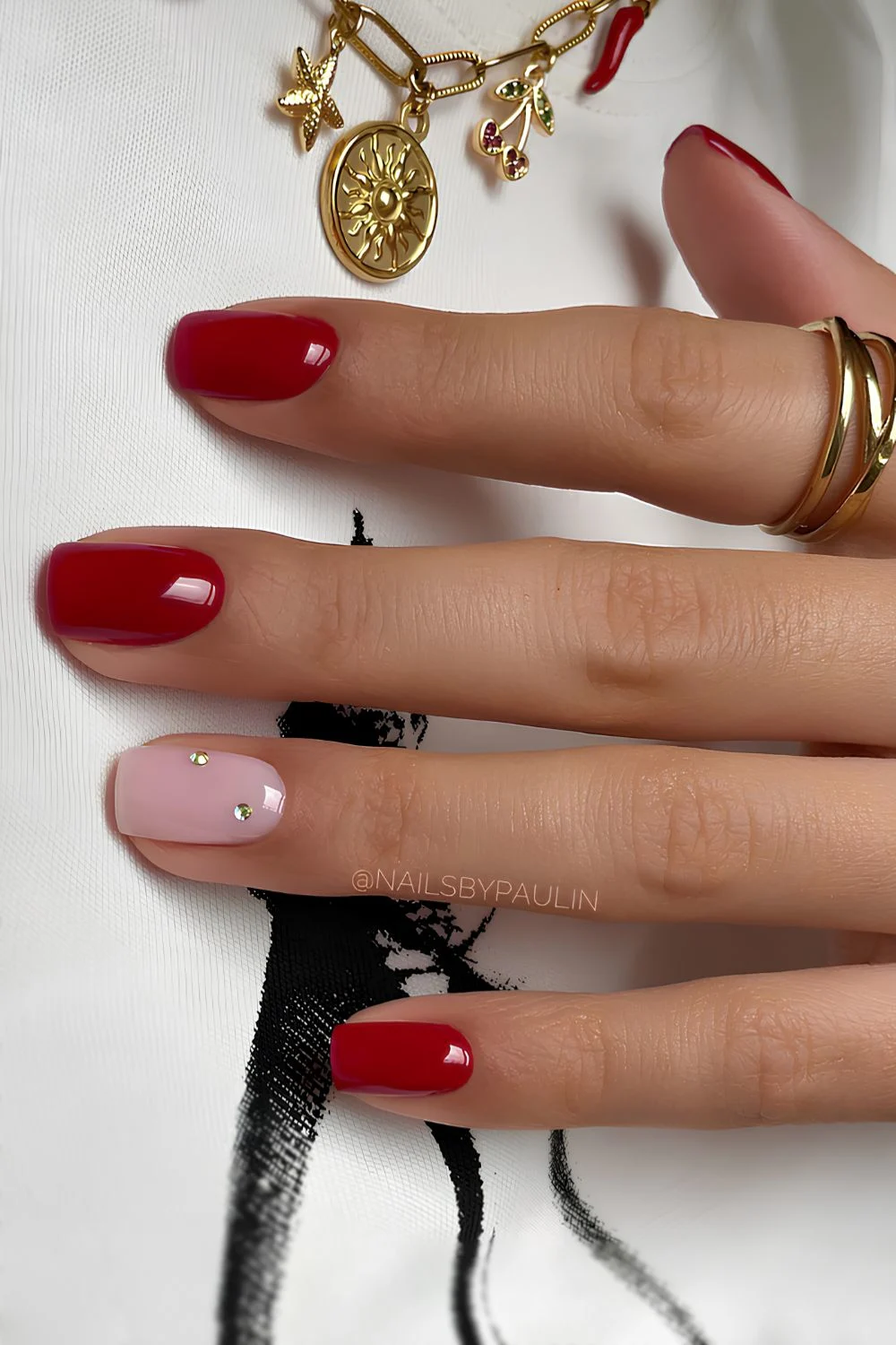 Rote Nägel mit Strass-Akzenten