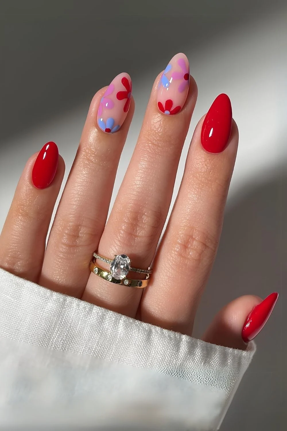 Rote Nägel mit auffälligen Blumenmotiven