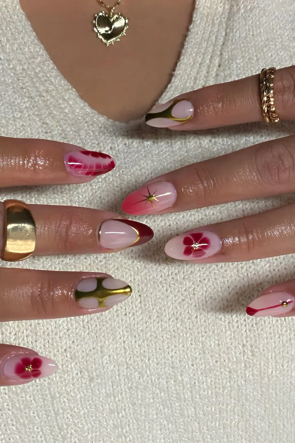 Rote Nägel mit goldenen Metallic-Akzenten