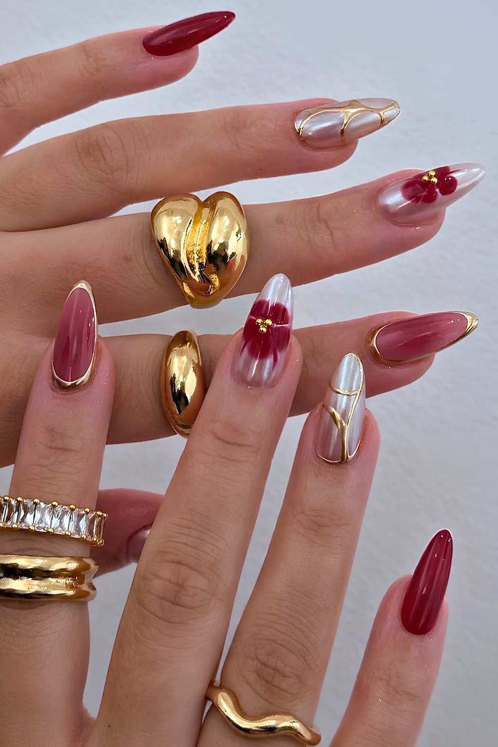 Rote und goldene Naegel mit Blooming Gel Blumen