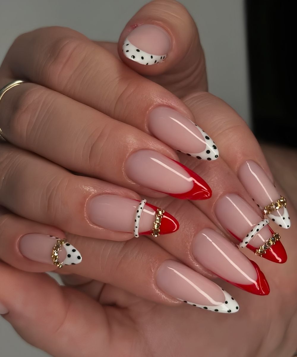 Rote und weisse French Nails mit Armreif Design