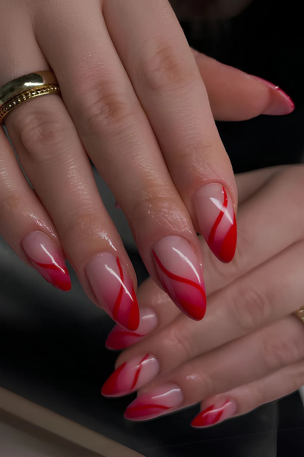 Rotes Ombre mit Swirl-Akzenten