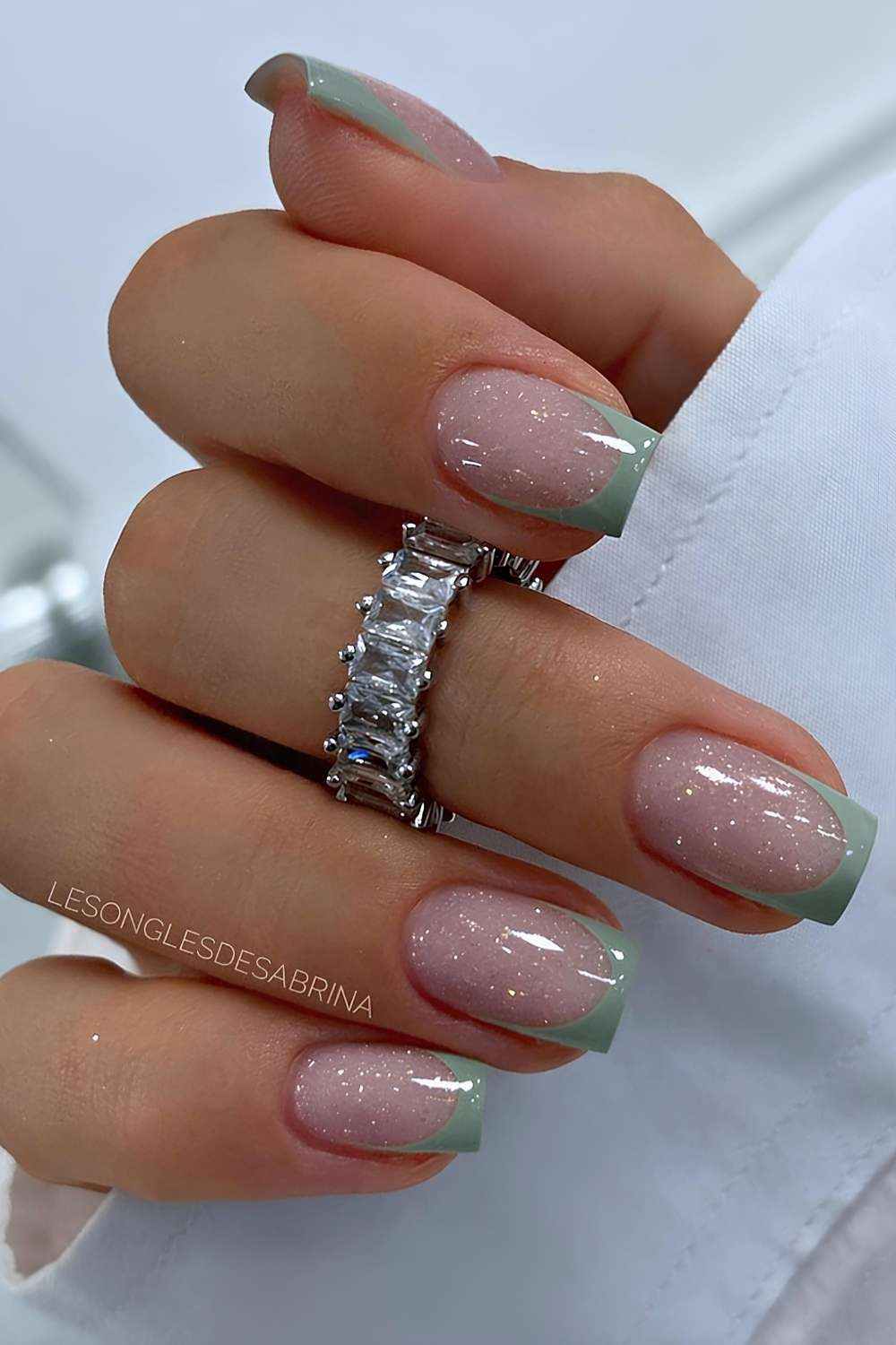 Salbeigruene French Nails auf Glitzerbasis