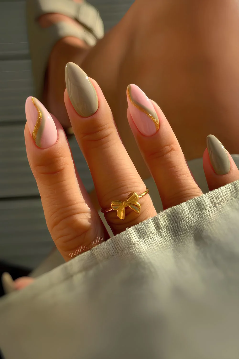 Salbeigrüne Nägel mit Glitzerwirbeln