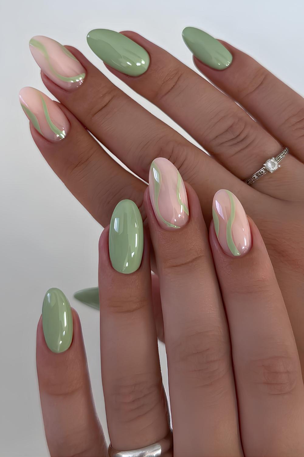 Salbeigruene Naegel mit Swirls