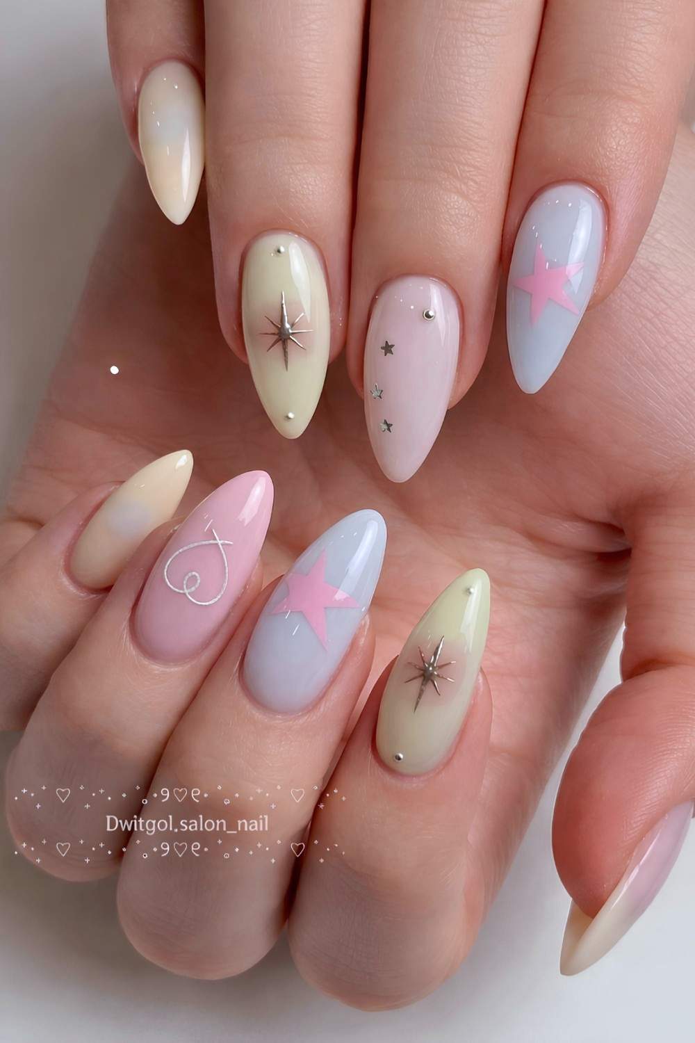 Sanfte Pastell Manikuere mit Herzen und Sternen