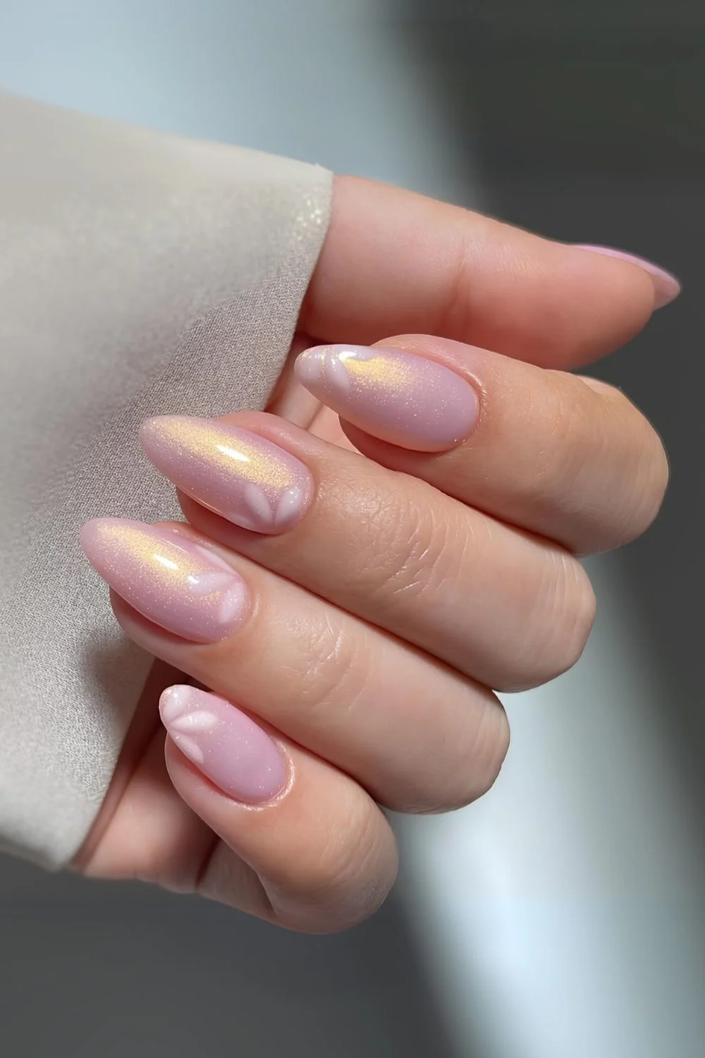 Satinierte rosa Nägel mit Blumen