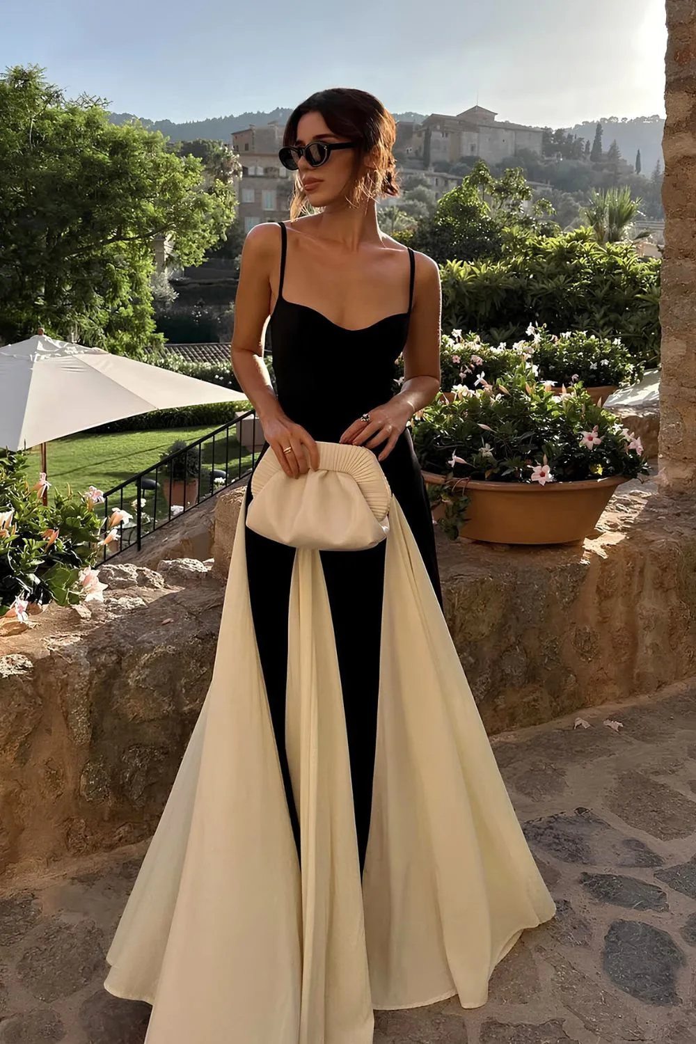 Schwarz-elfenbeinfarbenes Abiballkleid mit Bustier-Oberteil