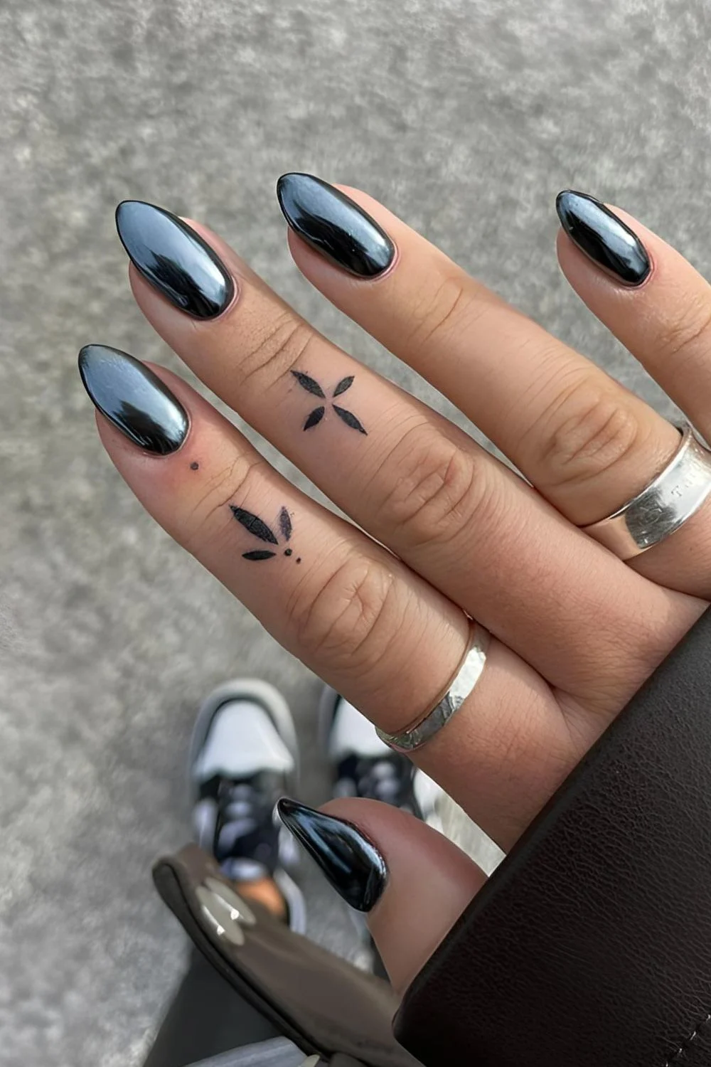 Schwarze Chrome-Nägel