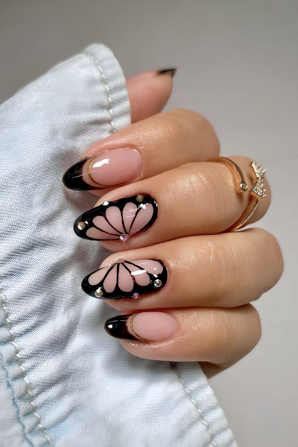 Schwarze French-Mani mit Schmetterlings-Design