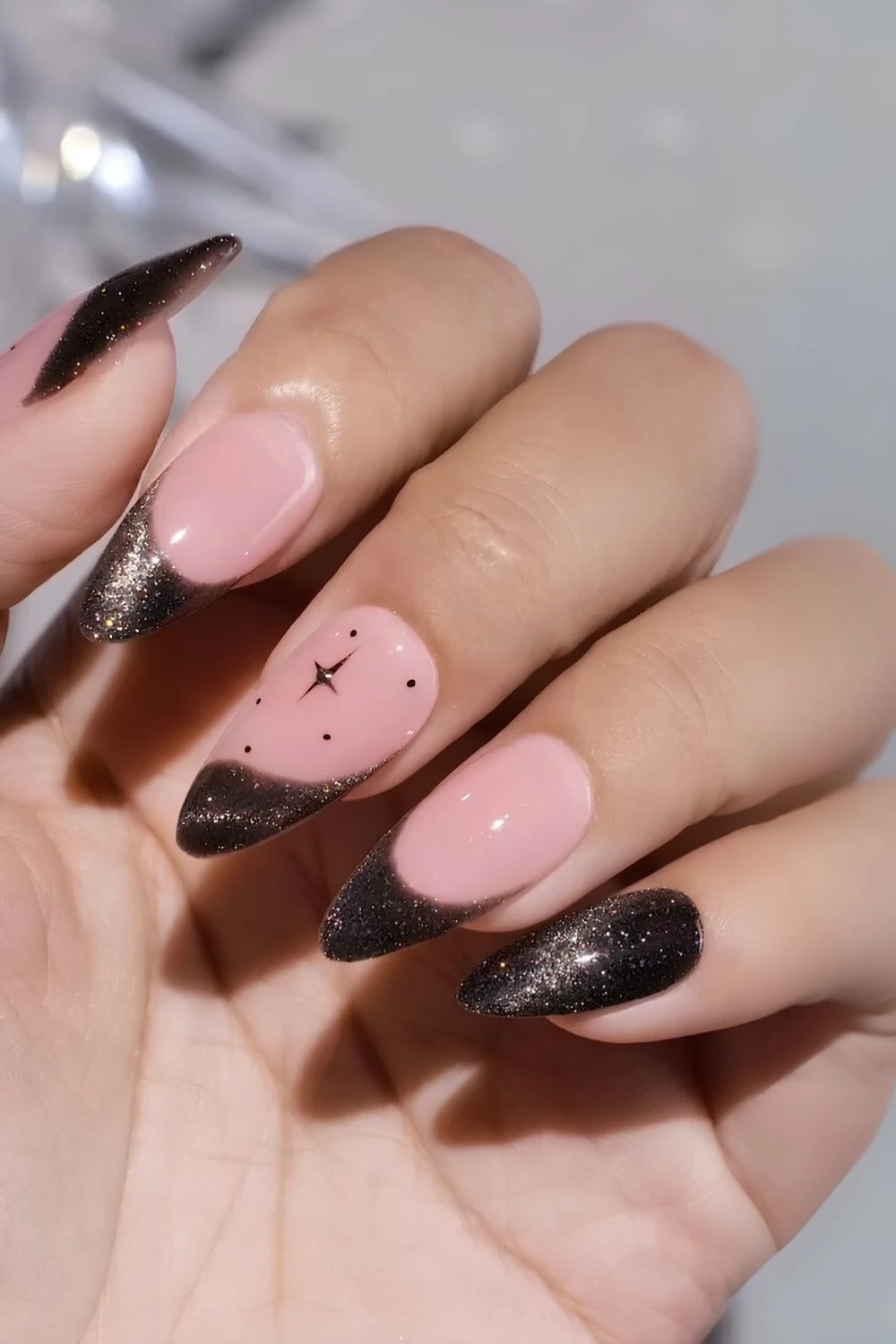 Schwarze French-Maniküre im Cat-Eye-Look