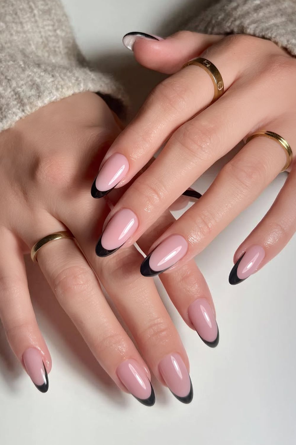 Schwarze French-Nägel auf milchigem Basecoat