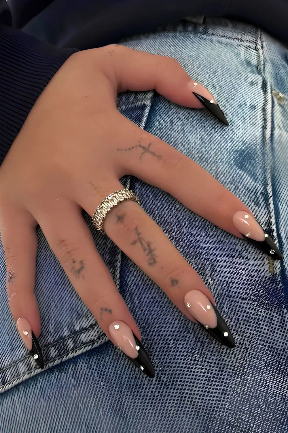 Schwarze French-Nägel mit Strasssteinen