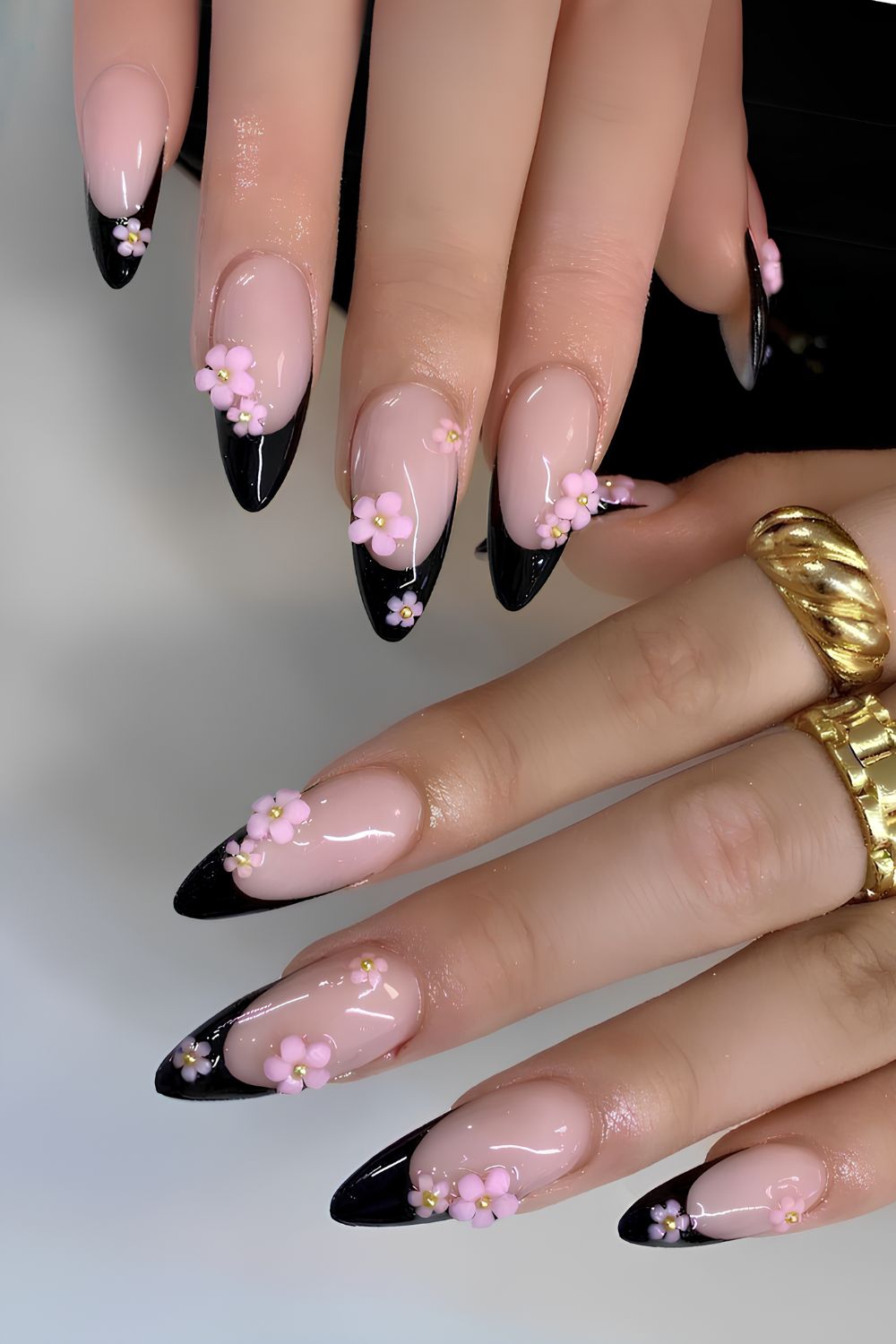 Schwarze French-Nägel mit rosafarbenen 3D-Blumen