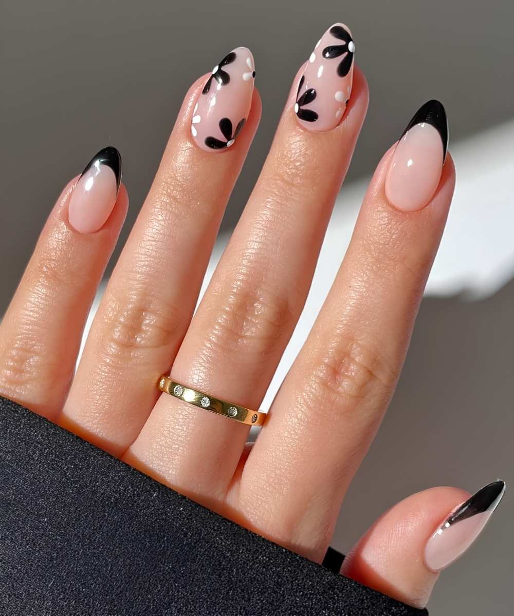 Schwarze French Nails mit Blumen