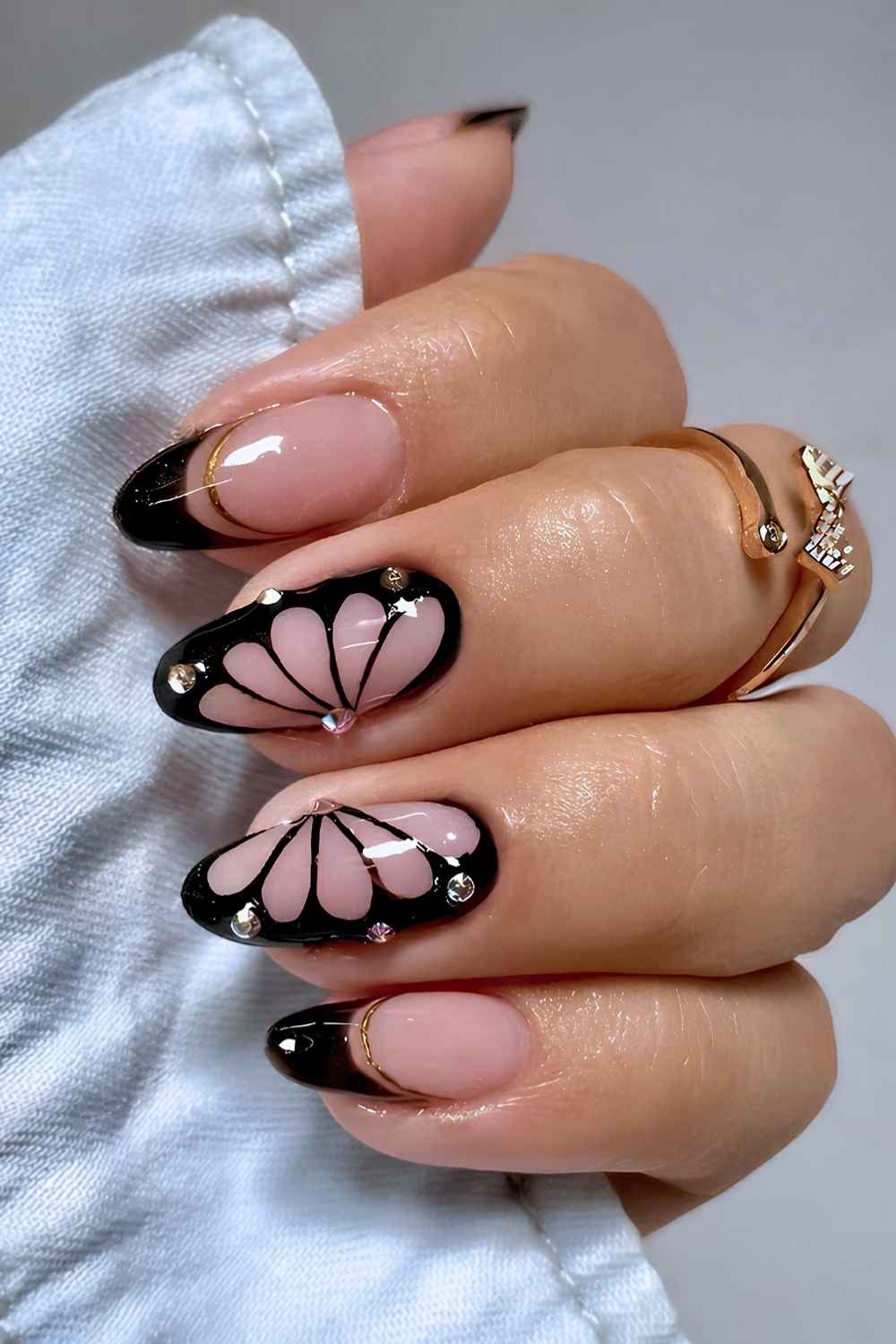 Schwarze French Nails mit Schmetterlingen und Strass