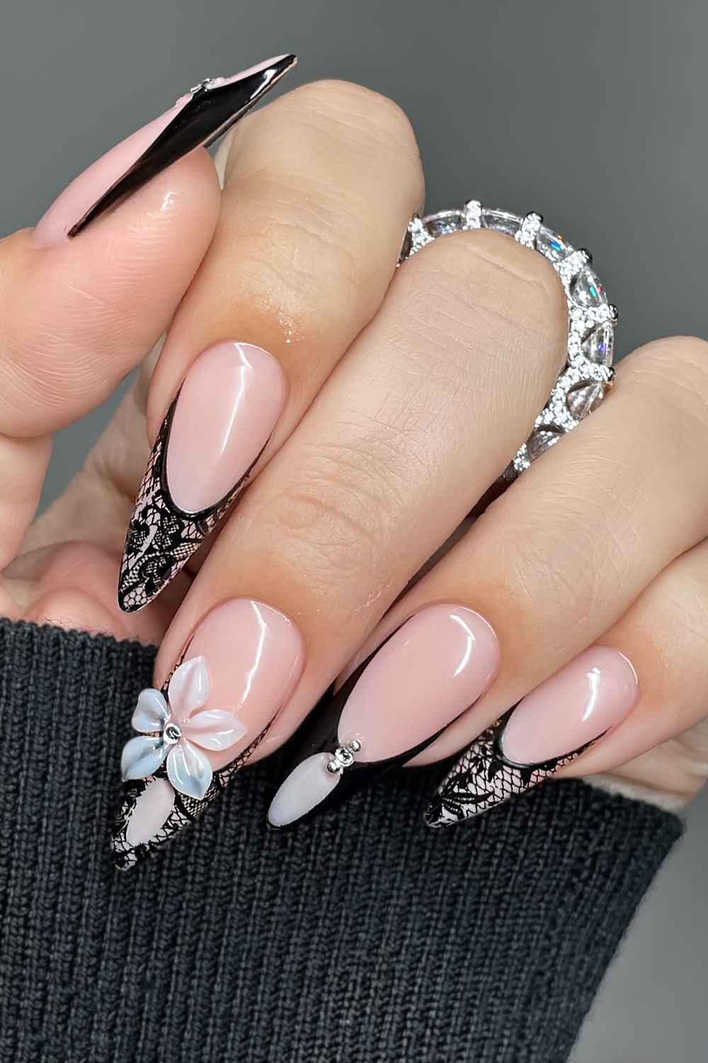 Schwarze French Nails mit Spitze und Blumen