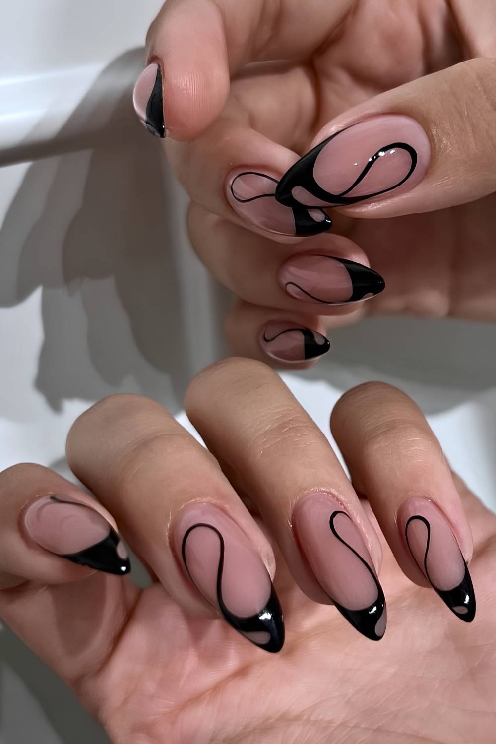 Schwarze French Nails mit Swirls
