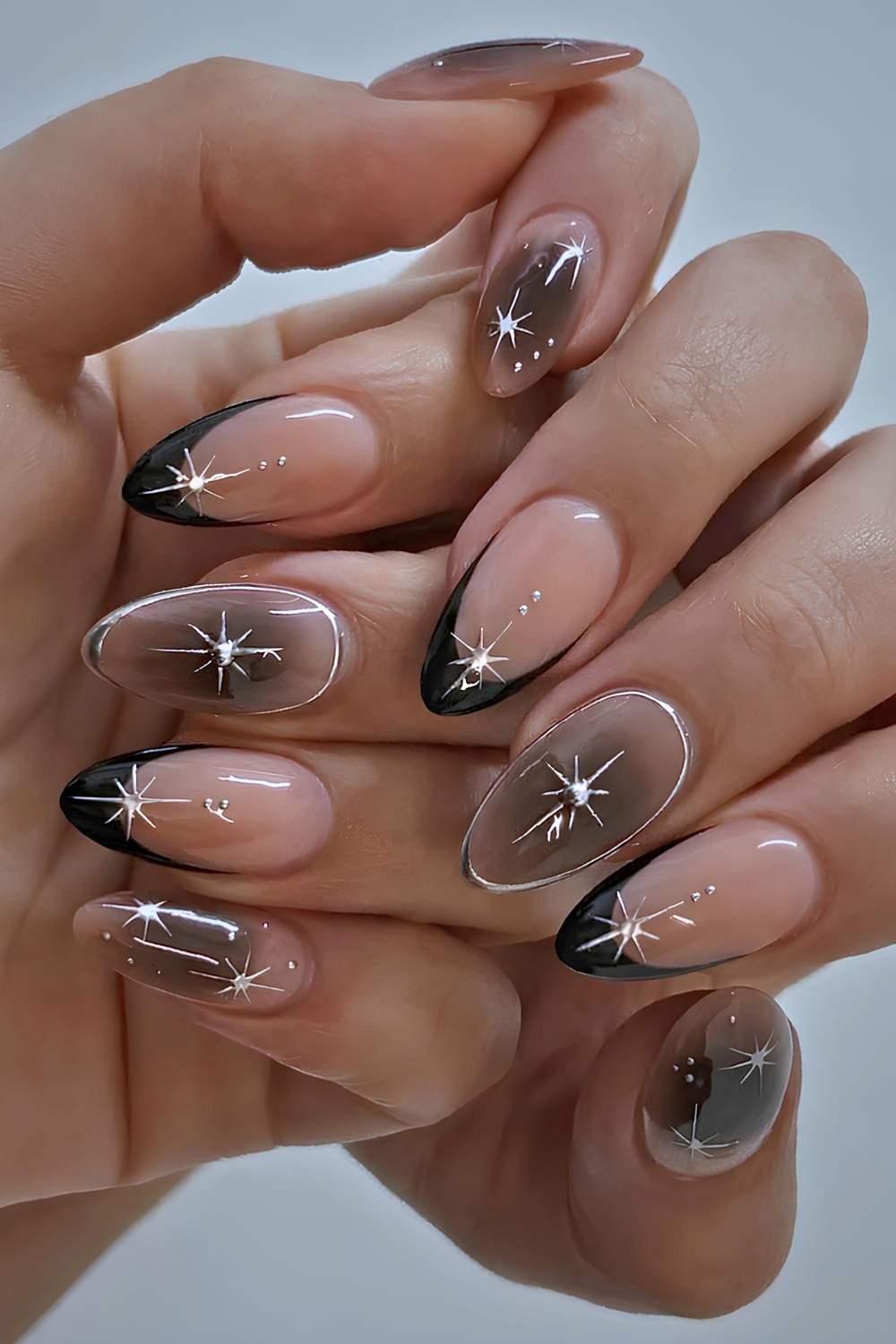 Schwarze French Nails mit silbernen Sternen