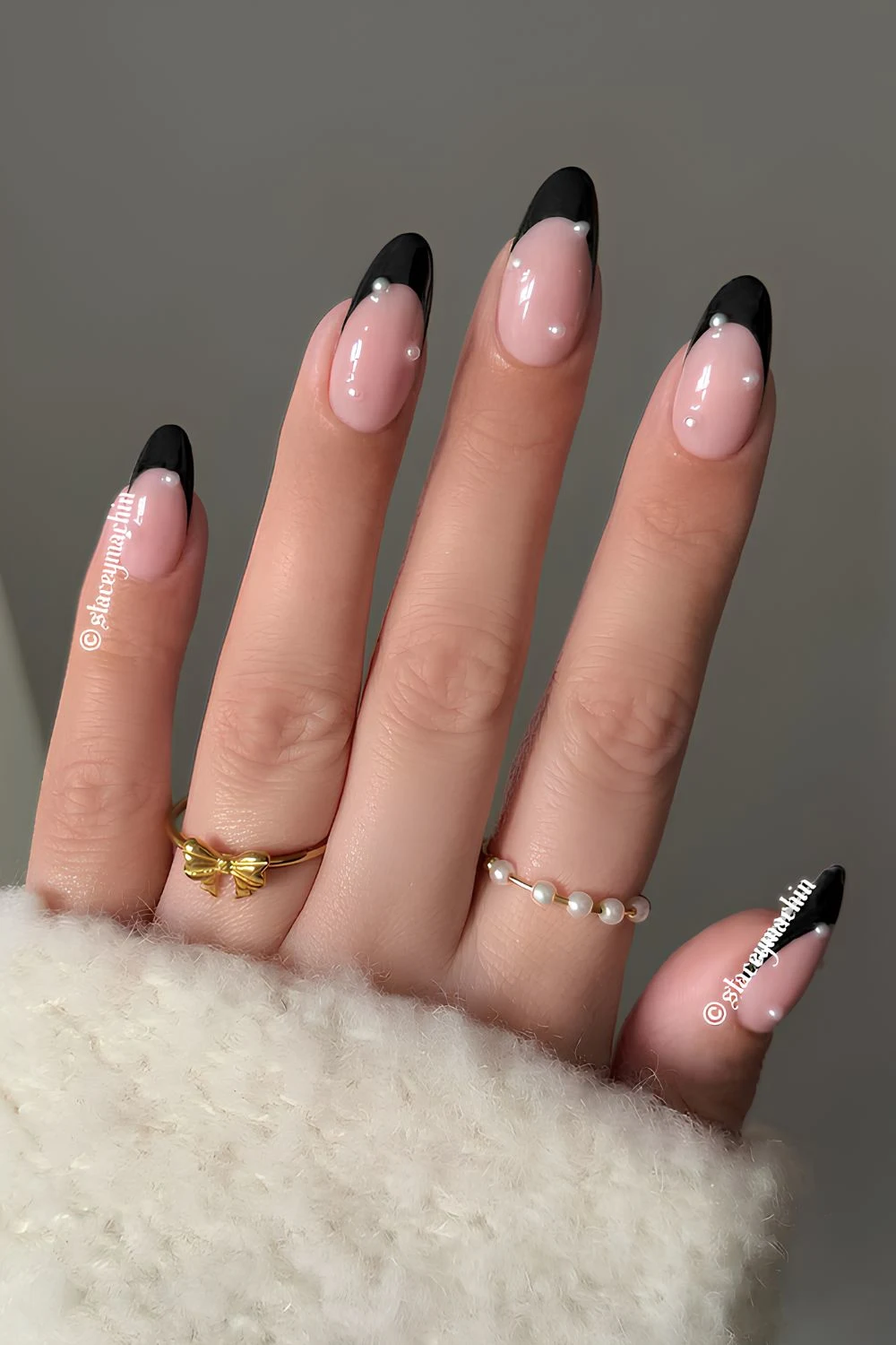 Schwarze French-Tipps mit Perlen