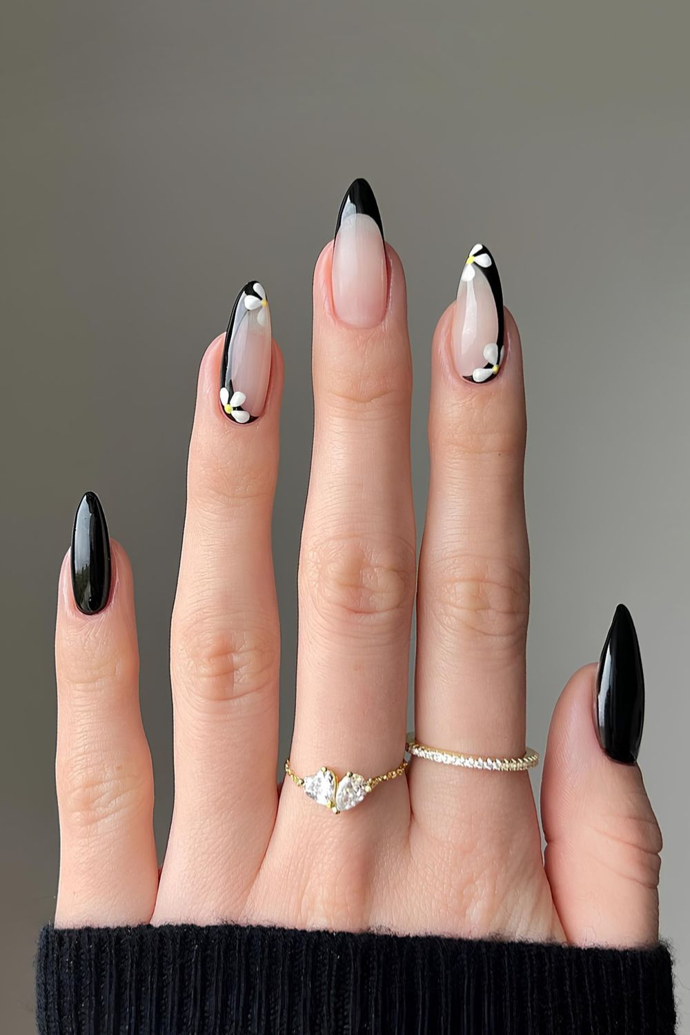 Schwarze Mani mit Gänseblümchen-Design