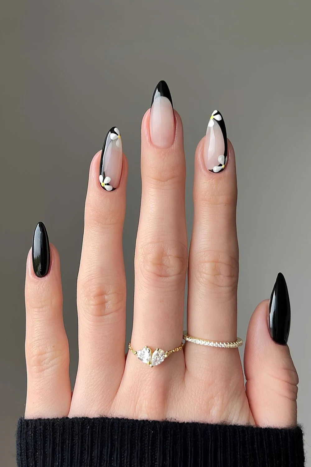 Schwarze Mani mit Gänseblümchen-Design