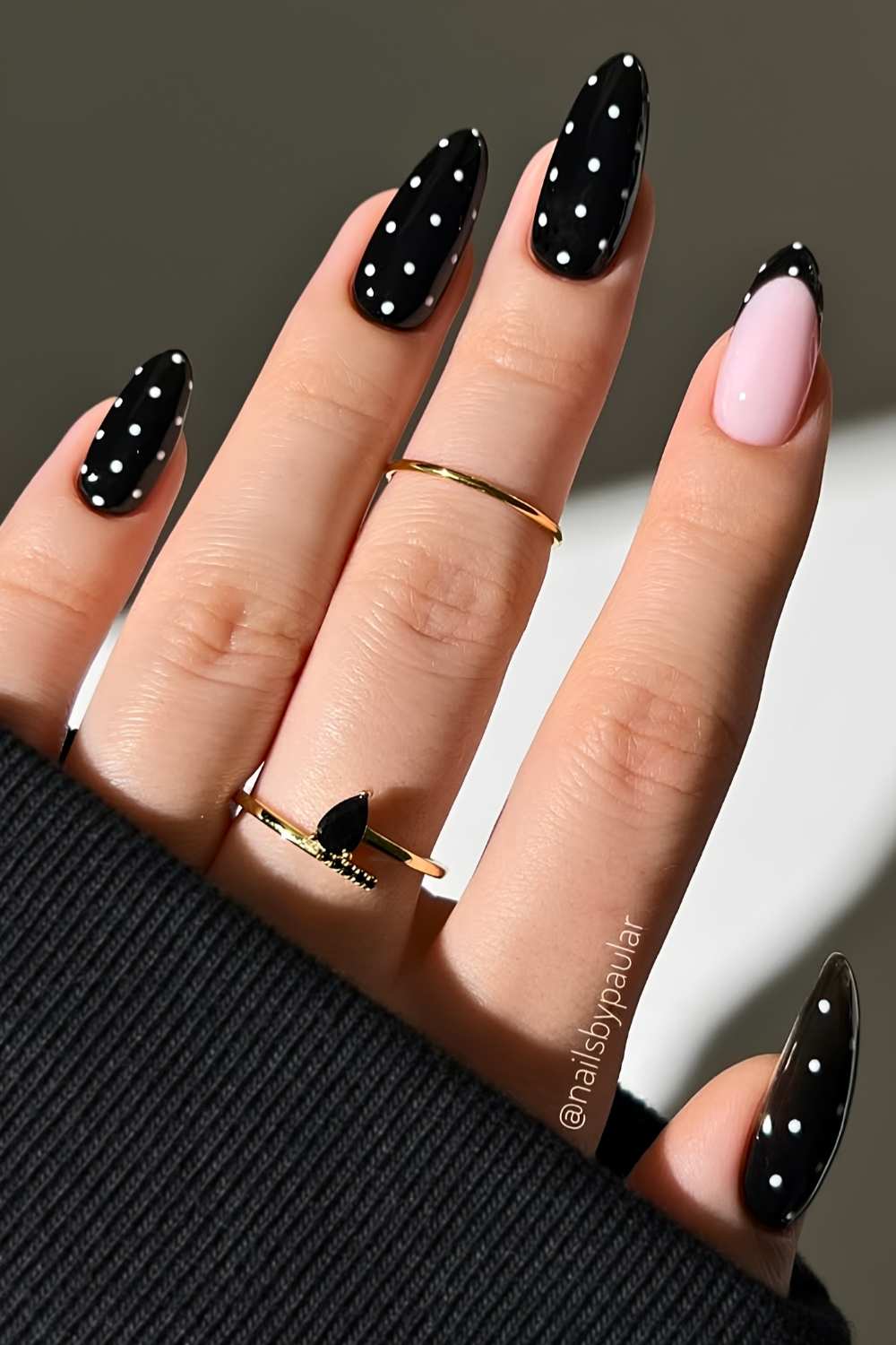 Schwarze Manikuere mit weissen Polka Dots