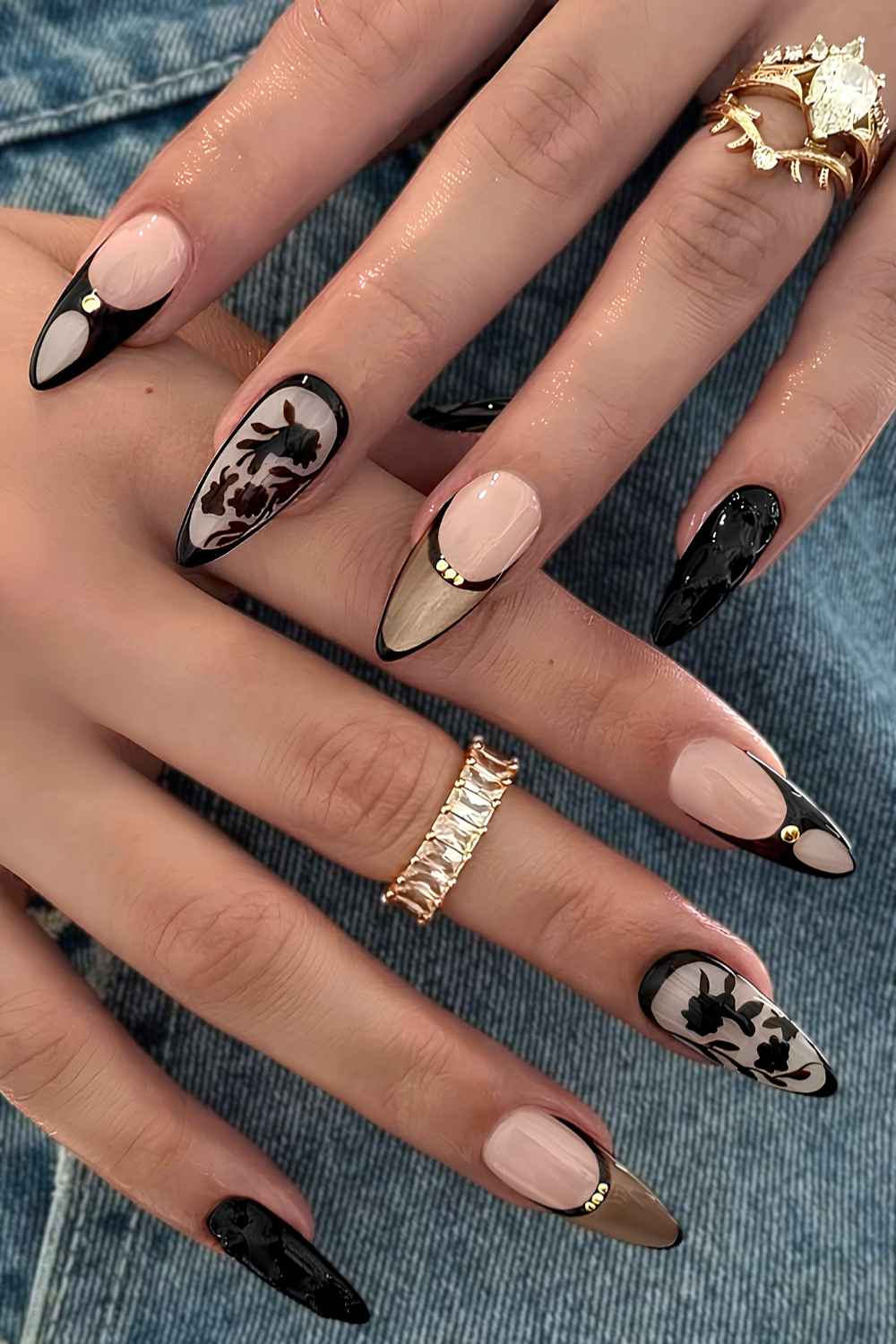 Schwarze Mix Match Fruehlingsnaegel