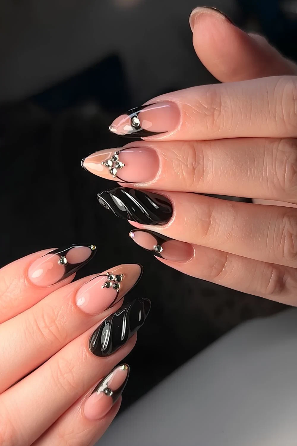 Schwarze Mix-and-Match-Mani mit 3D-Details