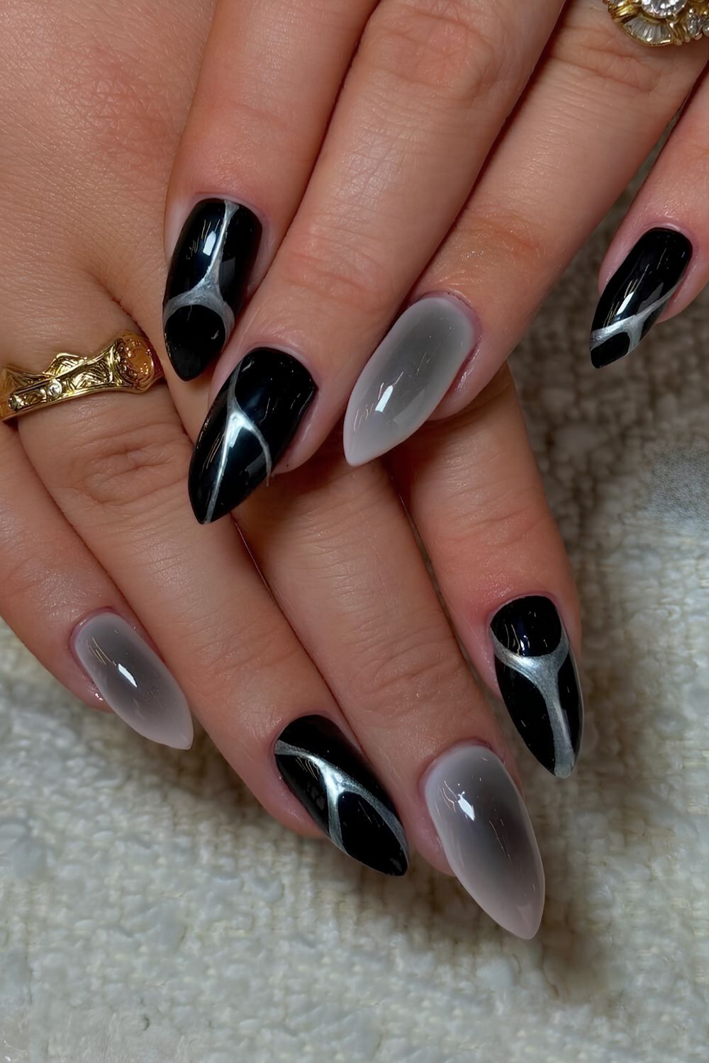 Schwarze Nägel mit Aura und silbernen Swirls