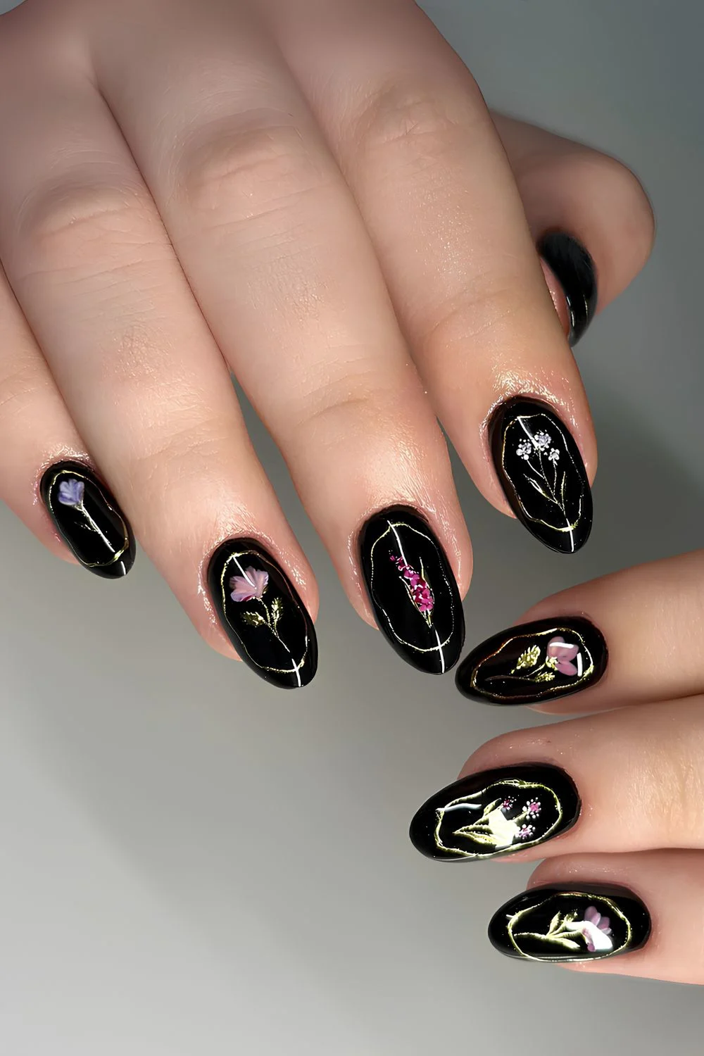 Schwarze Nägel mit Vintage-Blumen