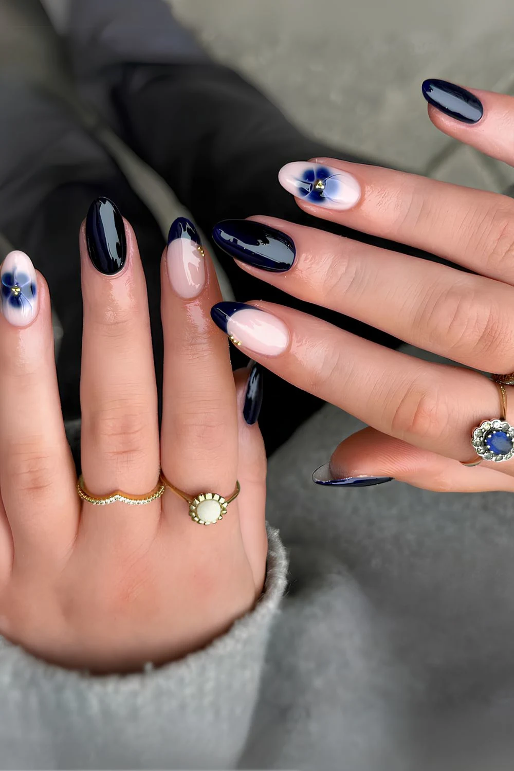 Schwarze Nägel mit blooming Gel-Blumen