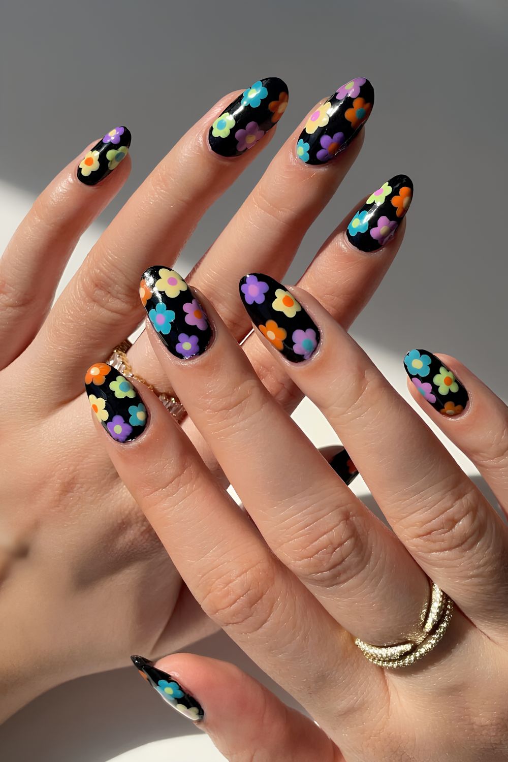 Schwarze Nägel mit buntem Blumen-Design