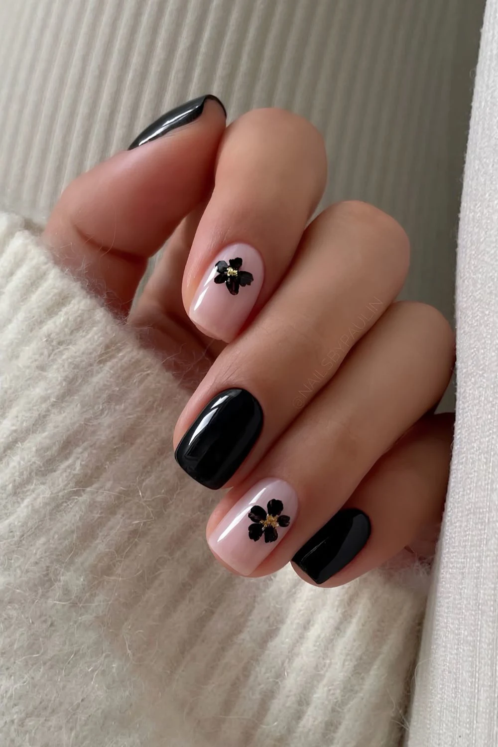 Schwarze Nägel mit künstlerischen Blumen-Details