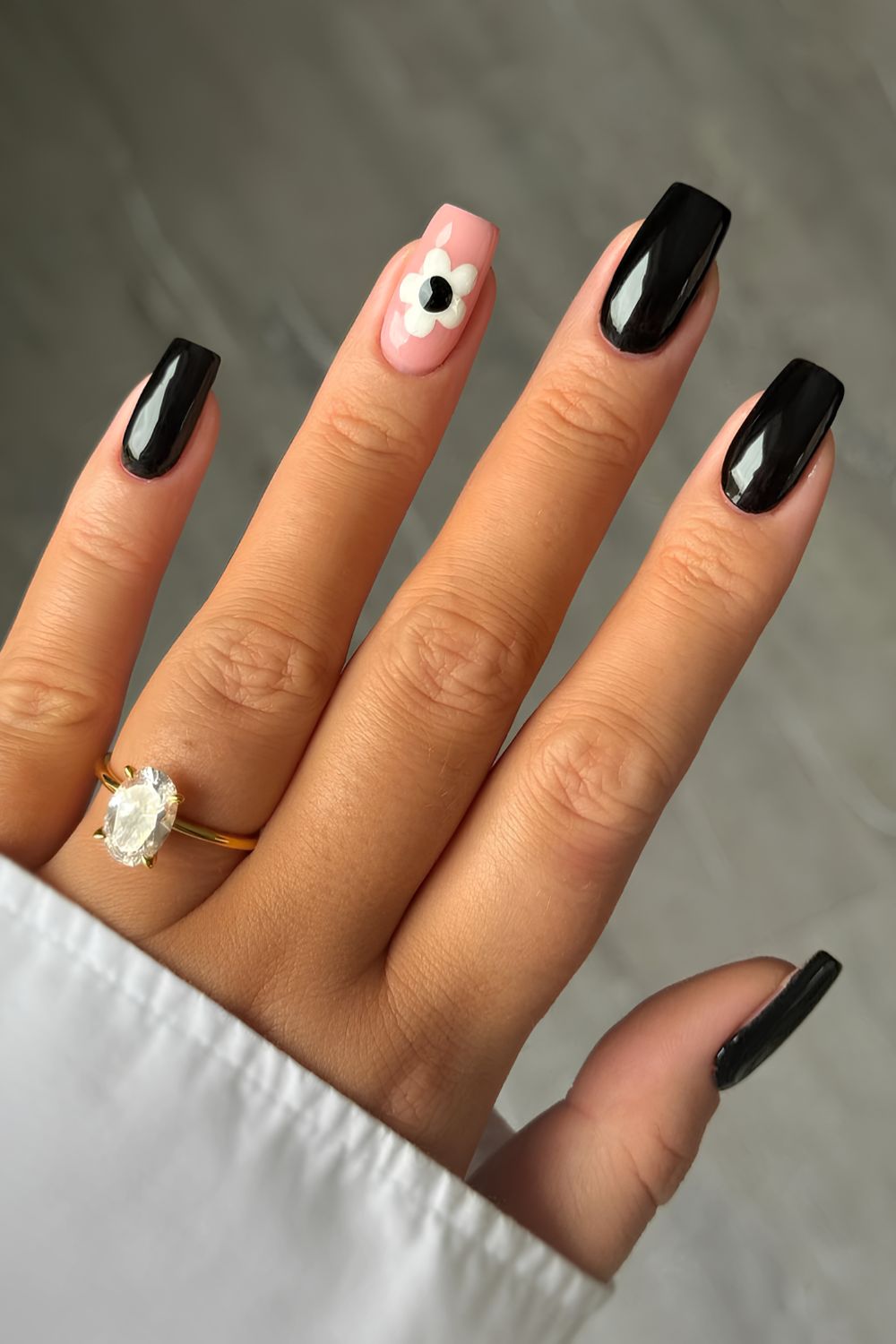 Schwarze Nägel mit weißem Blumen-Design