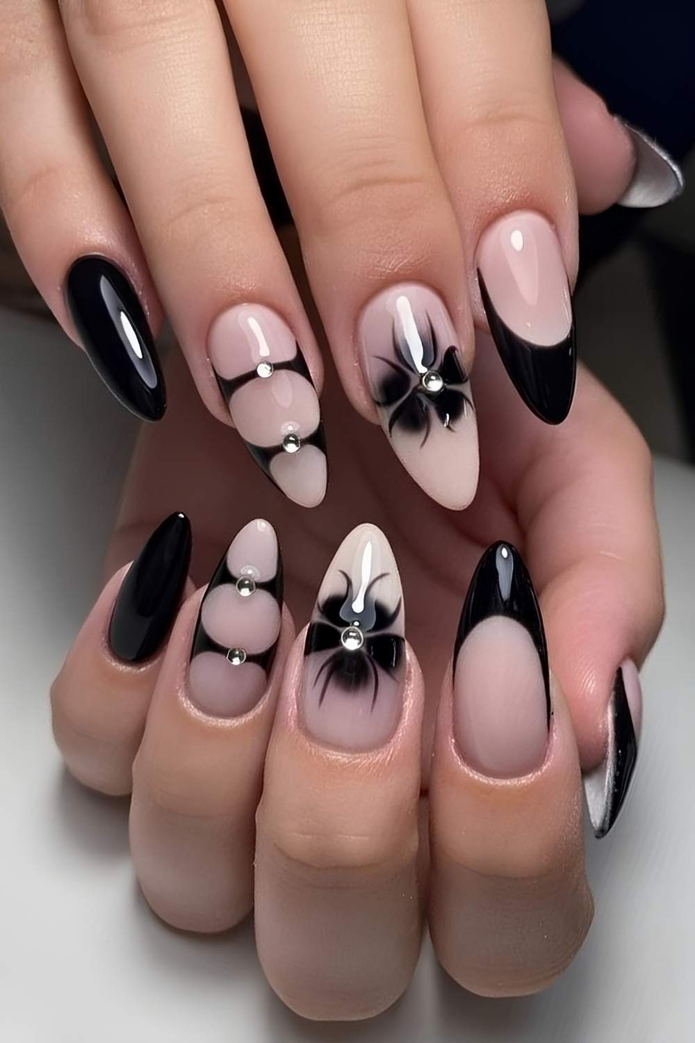 Schwarze Nails mit Blooming Gel Blumen und Strass
