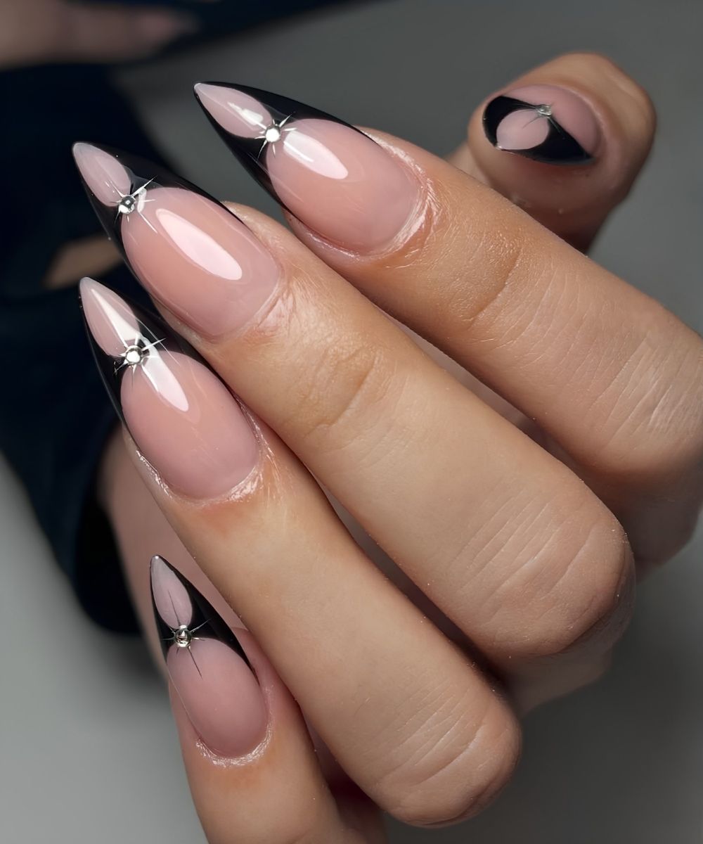 Schwarze Negative Space French Nails mit Strass