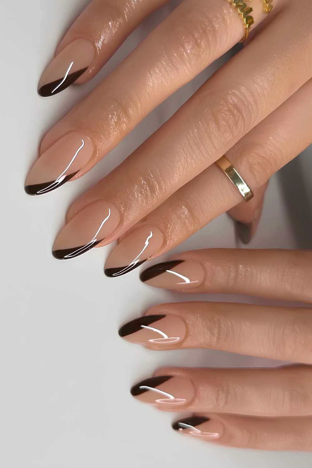 Schwarze Side-French-Maniküre