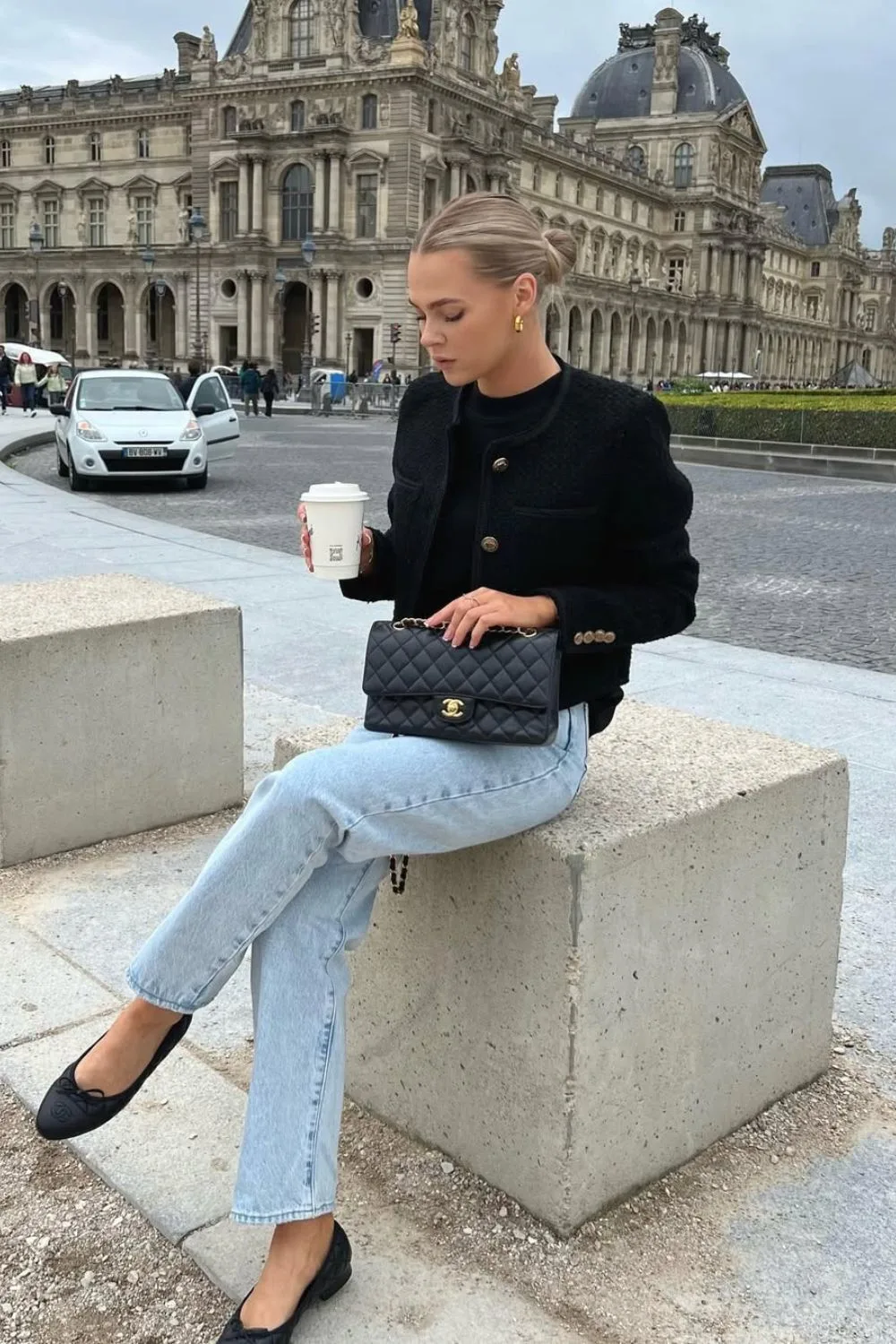 Schwarze Tweedjacke, hellblaue Jeans und Ballerinas