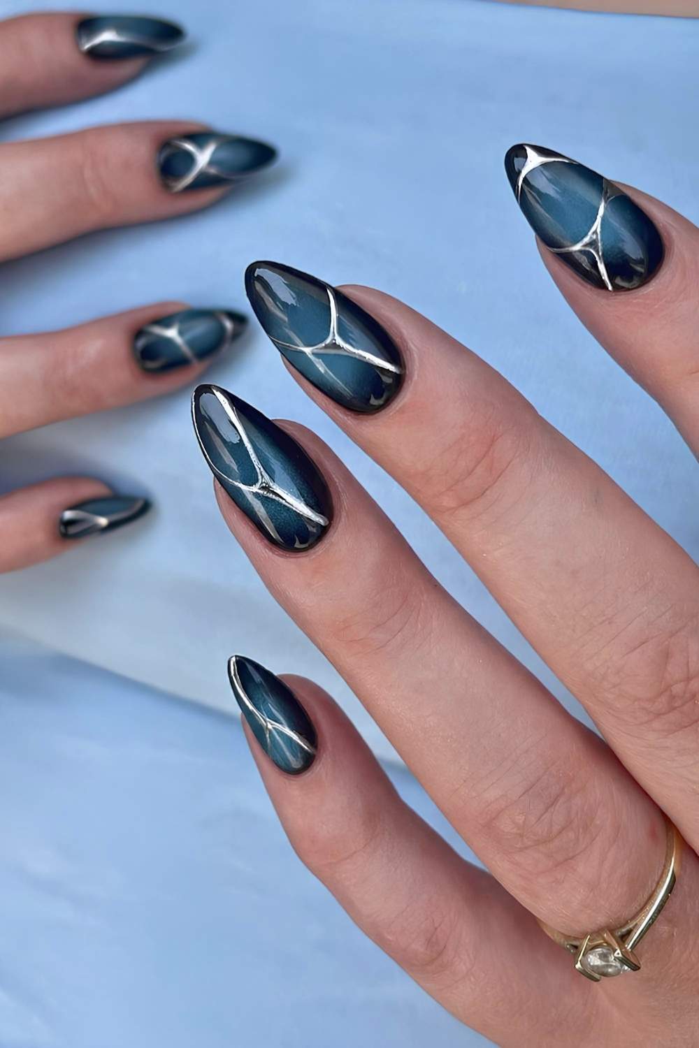 Schwarze blaue Aura Nails mit Line Art