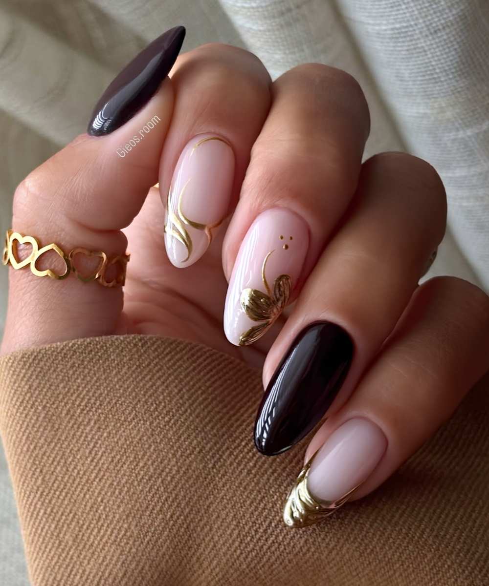 Schwarze goldene Nails mit Swirls und Blumen