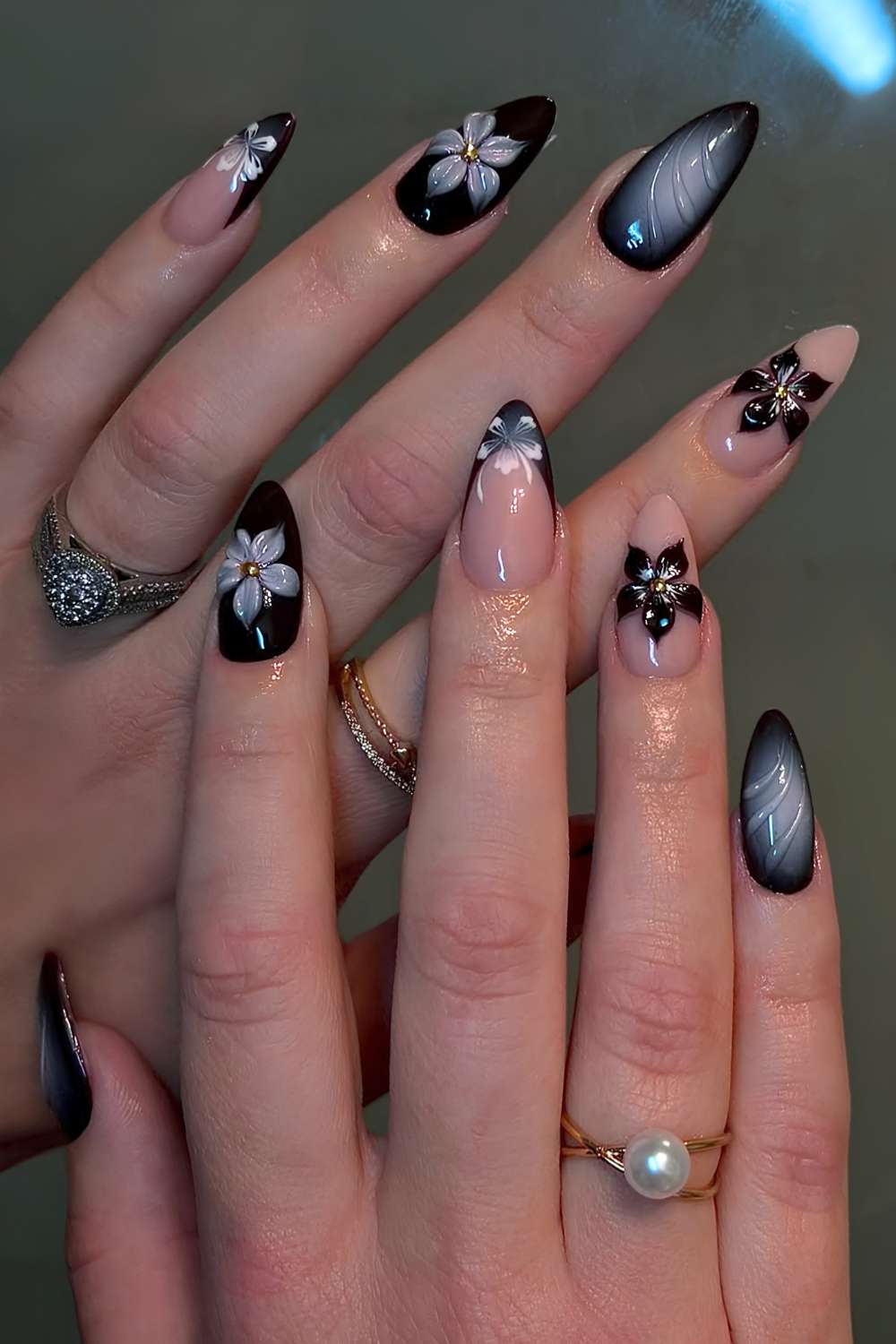 Schwarze graue Nails mit 3D Blumen