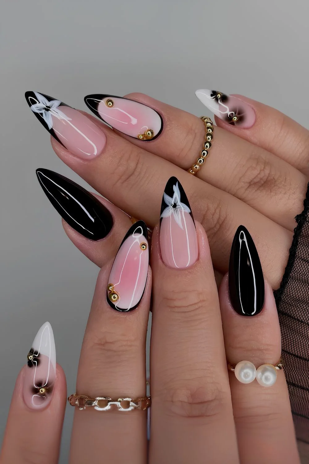 Schwarze und pinke Nägel mit Blumen und Aura