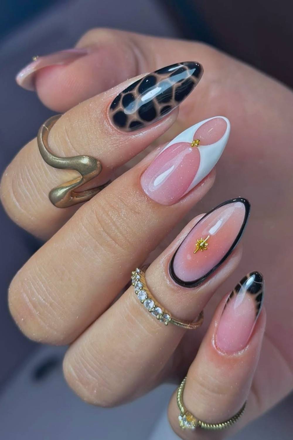 Schwarze weisse Nails mit Animal Print und Gold