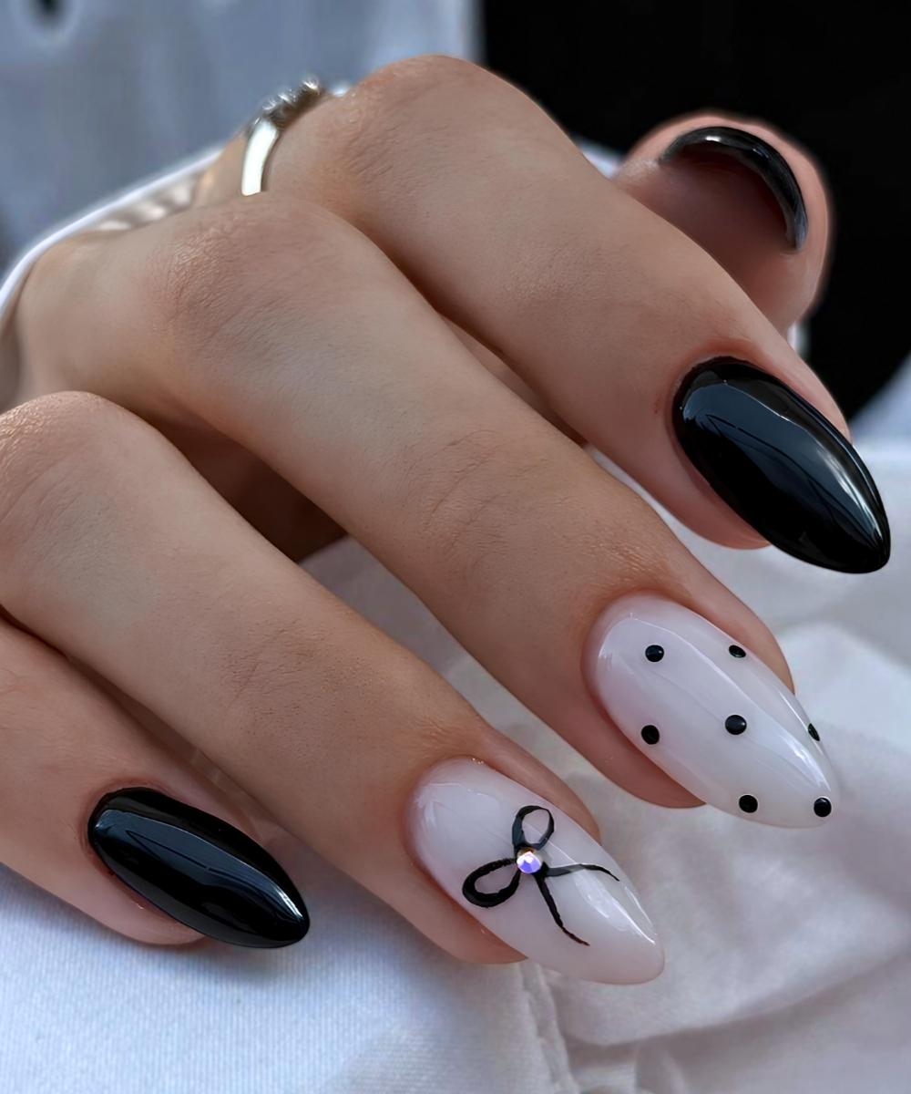 Schwarze weisse Nails mit Punkten und Schleifen