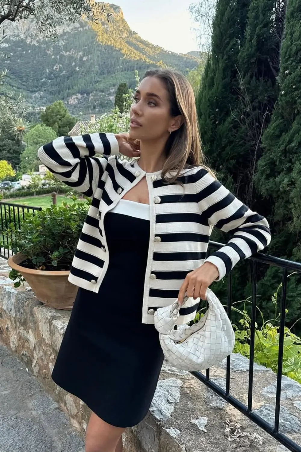 Schwarzes Minikleid mit gestreiftem Cardigan