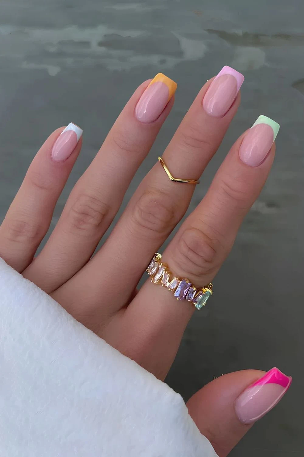 Skittle-French-N&auml;gel in Pastellt&ouml;nen