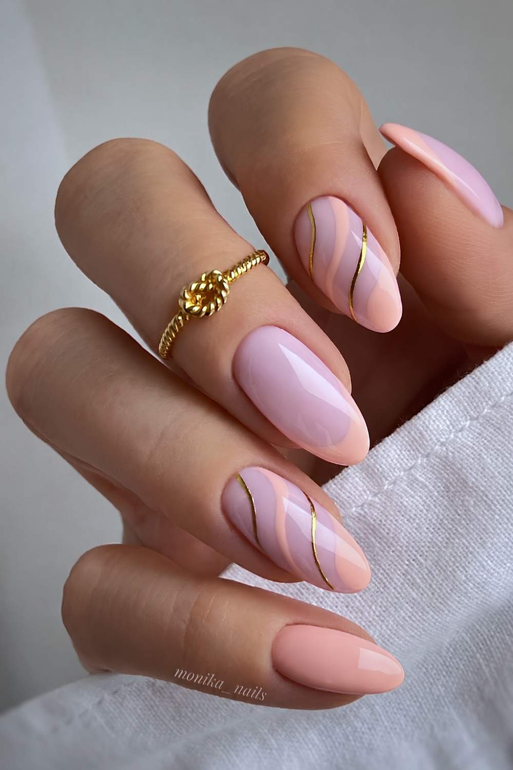 Softe Pfirsich Naegel mit Metallic Linien