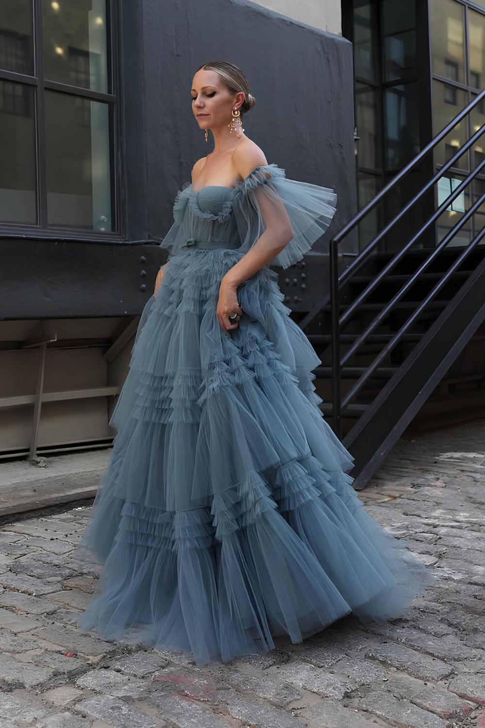 Staubblaues Abiballkleid mit Rüschen